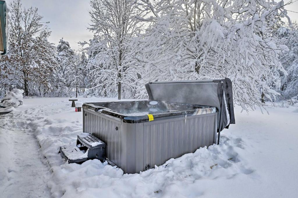 Rome House | Nekoosa Golf Course Retreat w/Hot Tub!