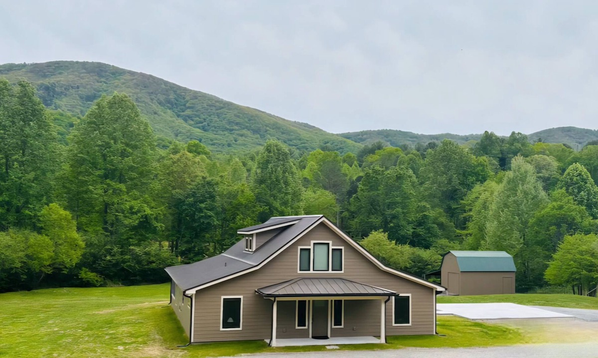 Tellico Plains House | NEW! 2-BR/2 BA + Spacious Sleeping Loft Retreat in Tellico Plains on Two Acres