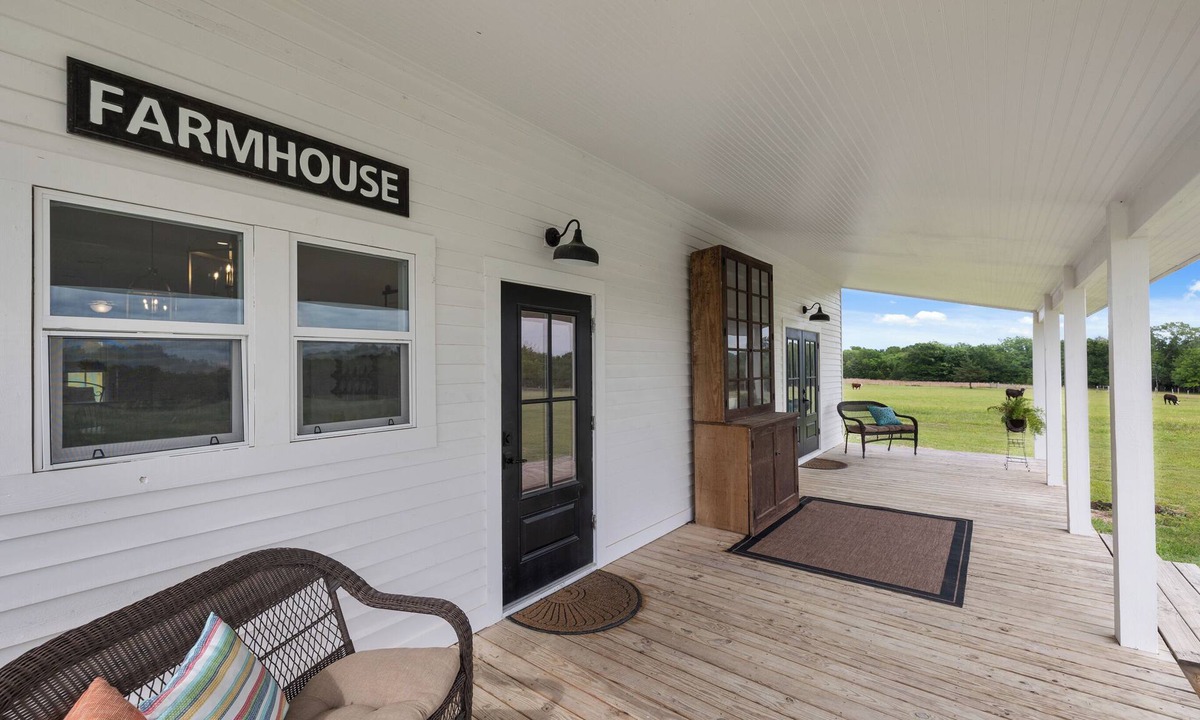 Brenham House | NEW! Designer Farm Getaway/Mins to Brenham/Private Pond + Playscape!