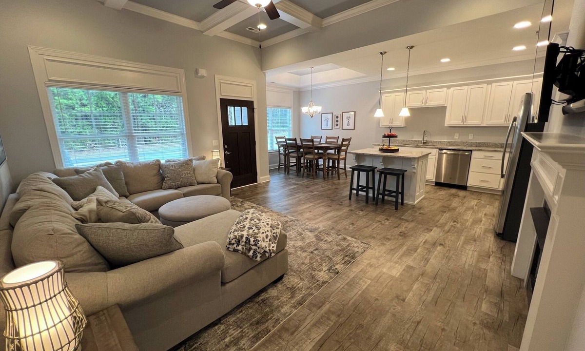 Collegedale House | NEW LISTING! Charming 3-bedroom townhome with WiFi and AC in fabulous Ooltewah
