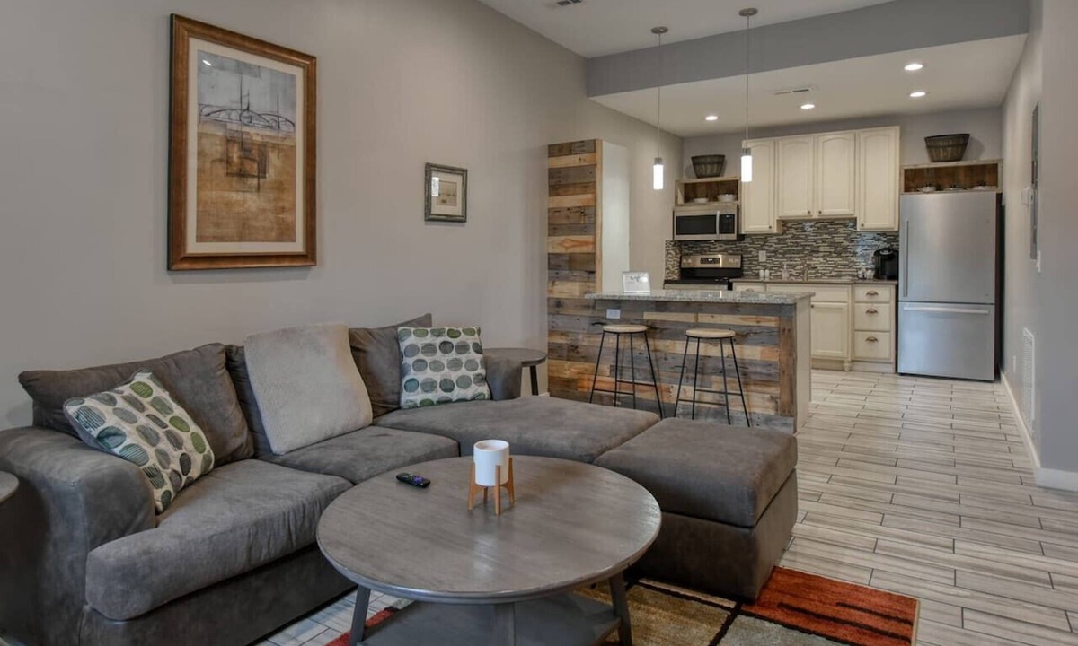 Maryville Apartment | New, modern & chic, upscale apartment