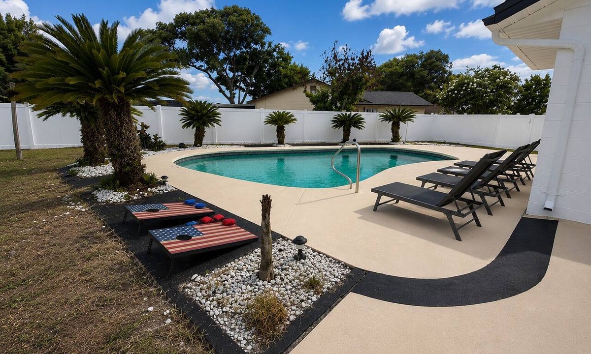 Orlando House | New - Sleeps 10 Private Pool and Fenced Yard