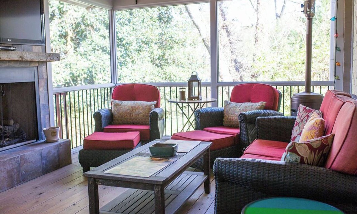 Gainesville House | New! Walk to Square ~ Hideaway in the Middle of Town ~ Summer Savings ~Sleeps 4