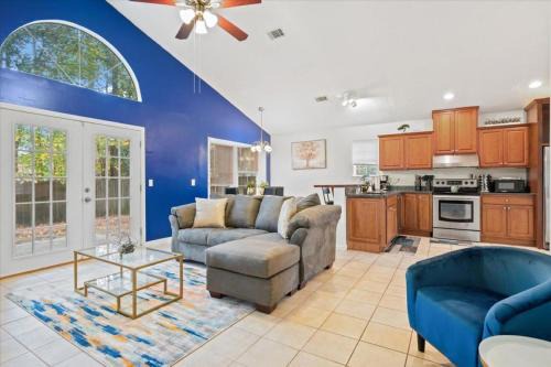Colonial Oaks House | Number 1 Executive Rental - 75"TV King Bed & Large Yard