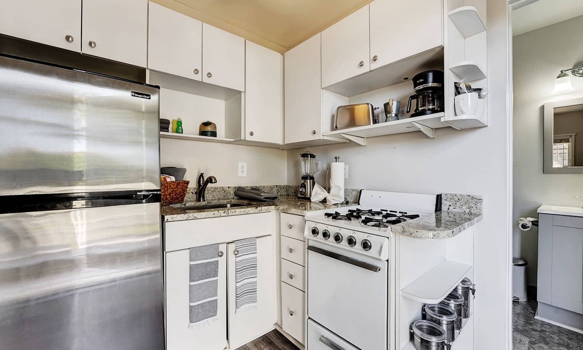 Lake Worth Cottage | One Bedroom Cottage with Heated Communal Pool - 2mi. from Beach