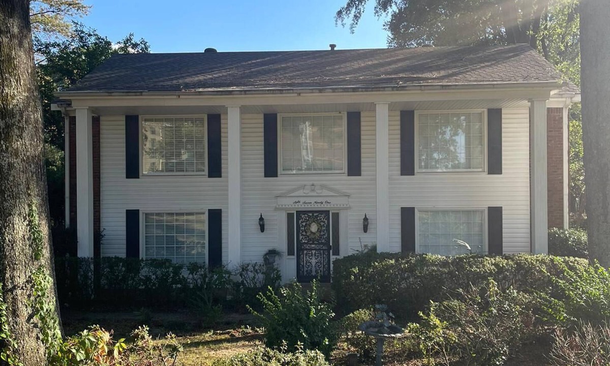 Ellendale House | One-of-a-Kind Vast Colonial Estate in Germantown- 8 King Beds