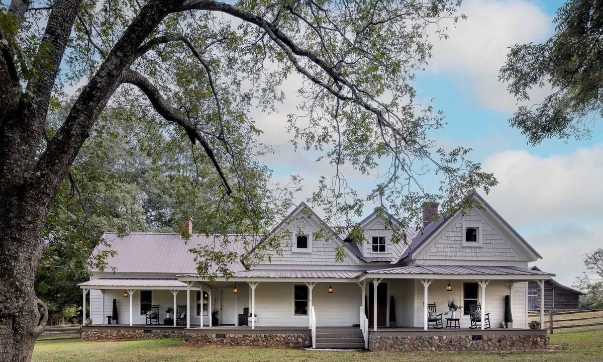 Loganville House | Original Farmhouse est <1920, Professionally Designed, Charm & Comfort in mind!