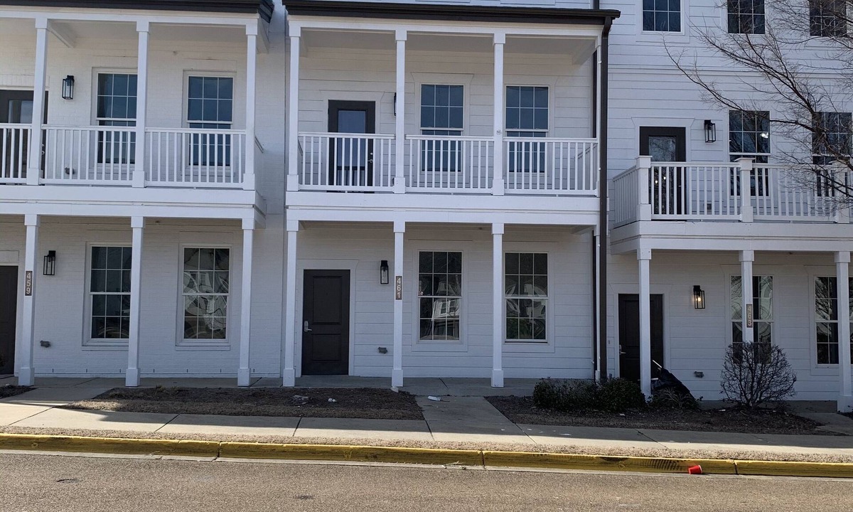 Oxford House | Oxford Townhouse 4 Bedrooms 4 Bathrooms with Garage