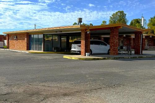 Dexter Hotel | OYO Hickory House Inn