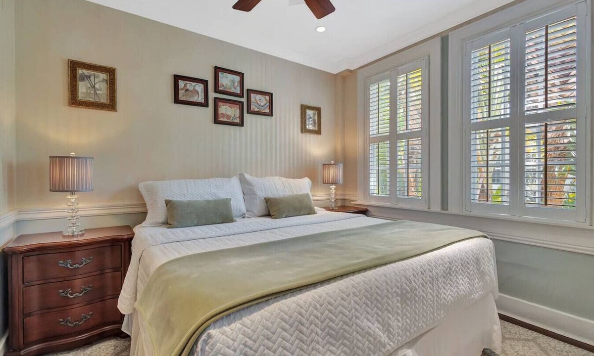 Palm Beach Condo | Palm Beach Regency Walk to Beach