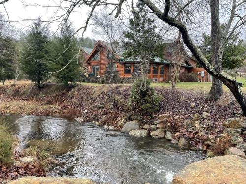 Tellico Plains House | Parkland, Deluxe Log Cabin, a Hot Tub and a Lake!