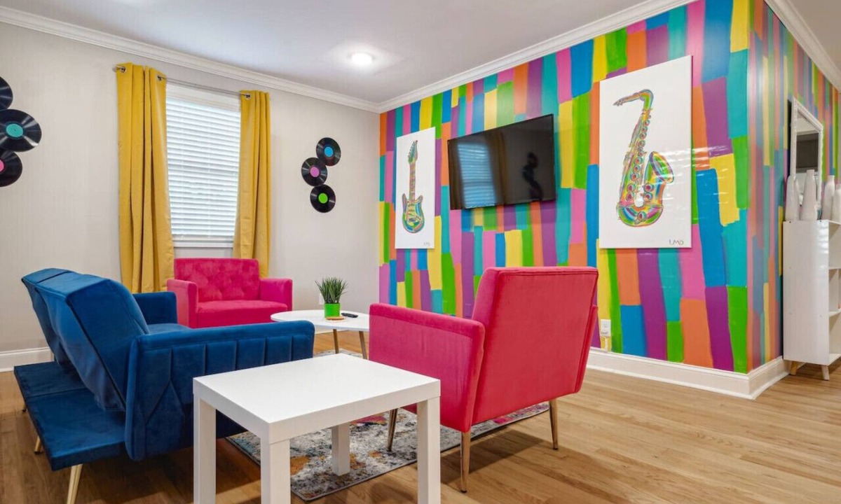 Midtown Apartment | *Parkside KING SUITE in Midtown with FREE parking*
