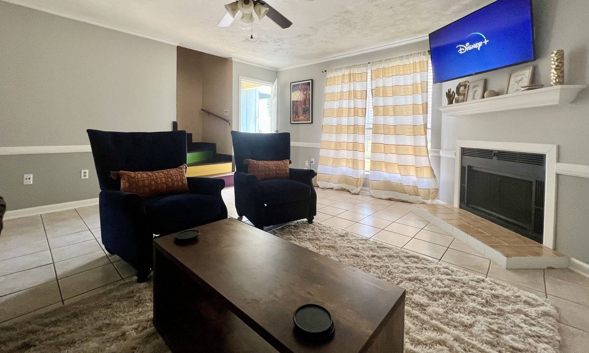 Shenandoah House | Peaceful 2 story twnhme *Sleep 6* 18 Min to LSU*