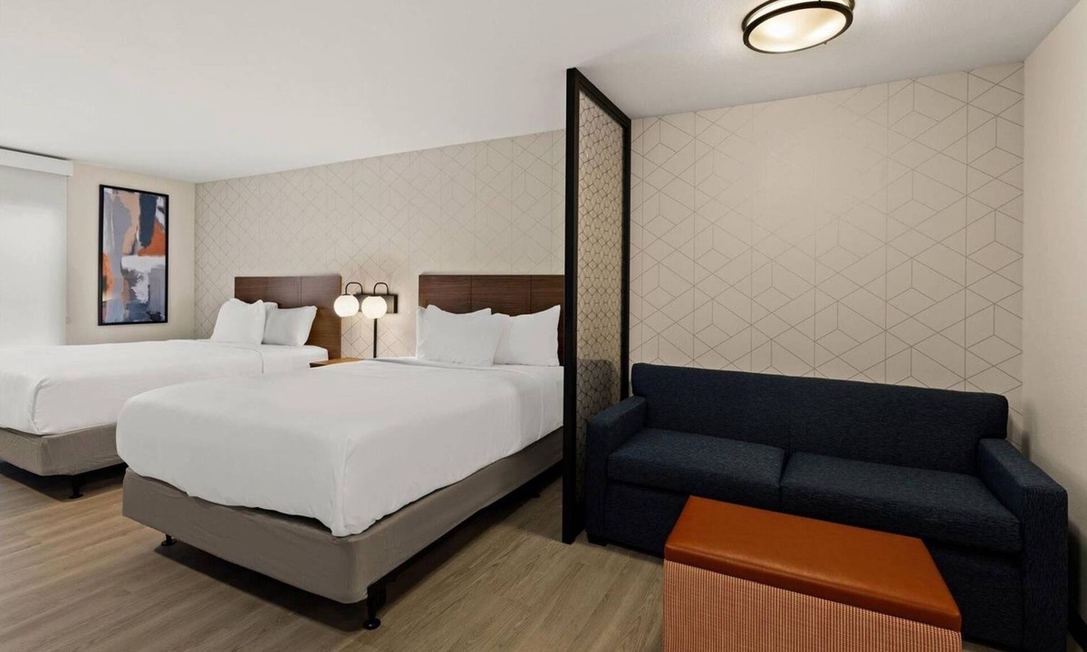 Newnan Hotel | Peaceful Group Stay! 3 Comfy Suites w/Full Kitchen, Gym Access & Free Parking!