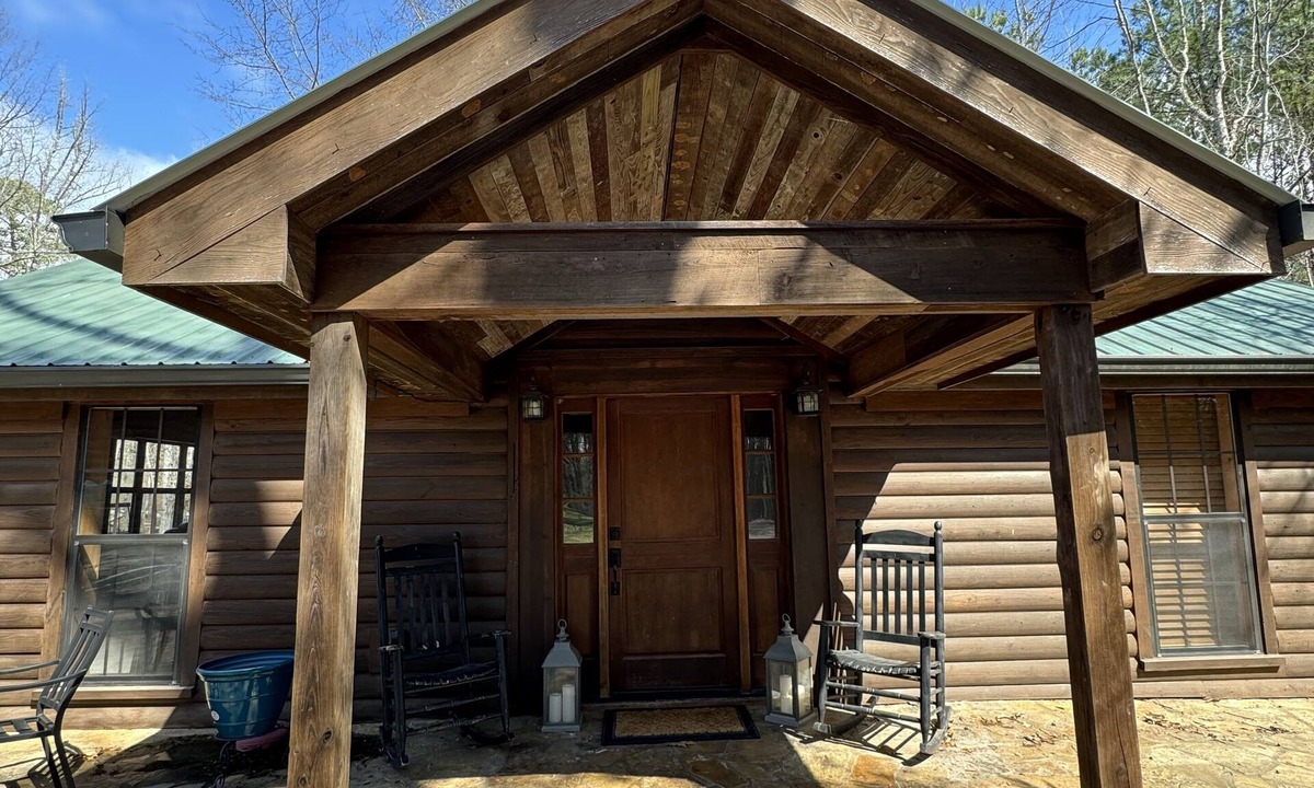 Oxford Cabin | Peaceful guest house just 10 miles from the charming Oxford Square.