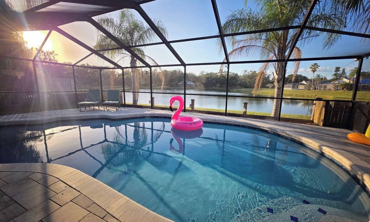 Riverview House | Peaceful Poolside Lake Home 15 Mins to Tampa