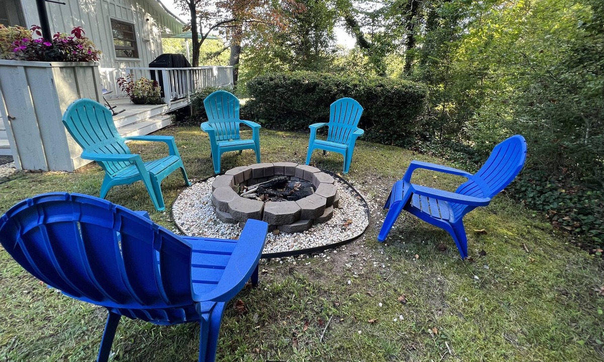 Franklin Cottage | Peaceful Putter, Golf Course Cottage,view of the 2nd hole+fire pit,Wifi,sleeps 4
