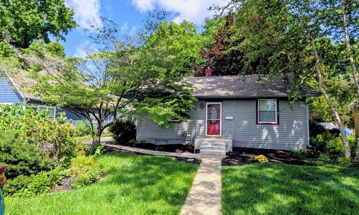 Blue Springs House | Peaceful Stay - Hot Tub & Gorgeous Fenced Backyard