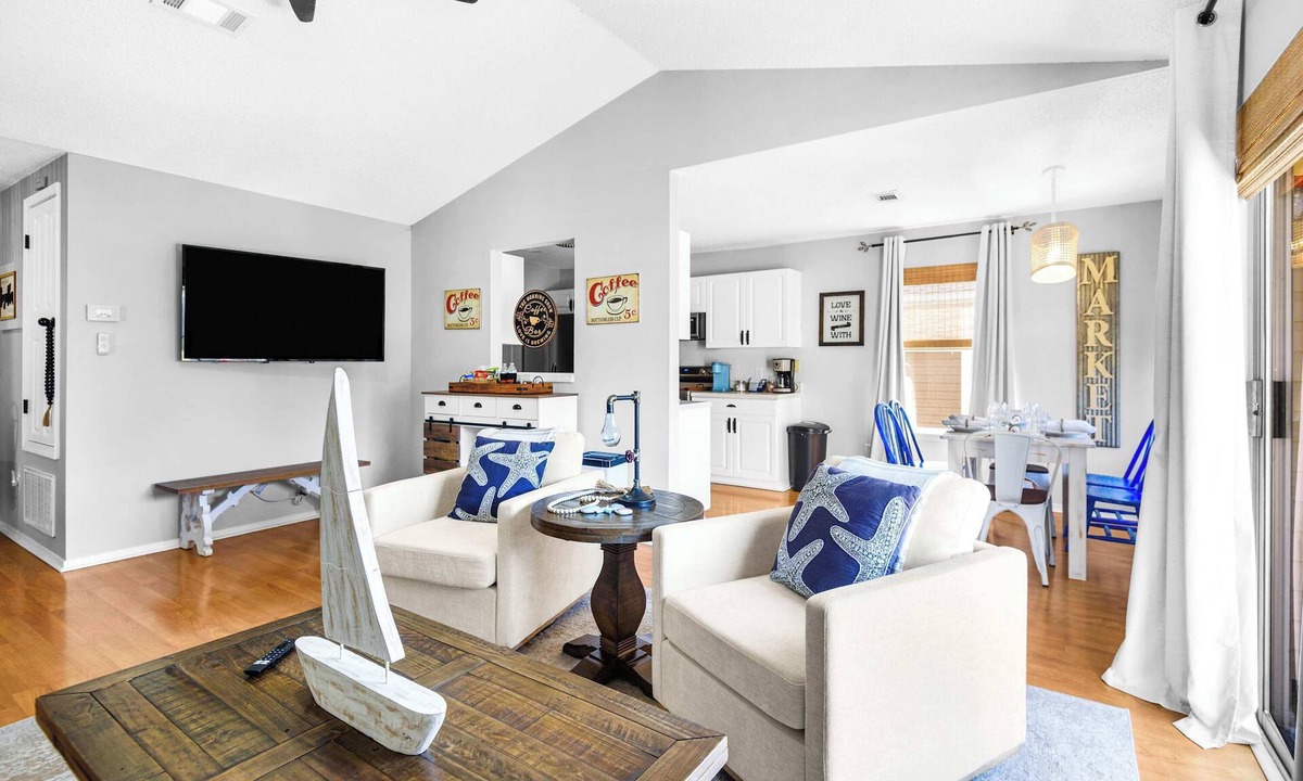 Pensacola House | Pensacola Retreat: Beach & Downtown Fun Awaits!