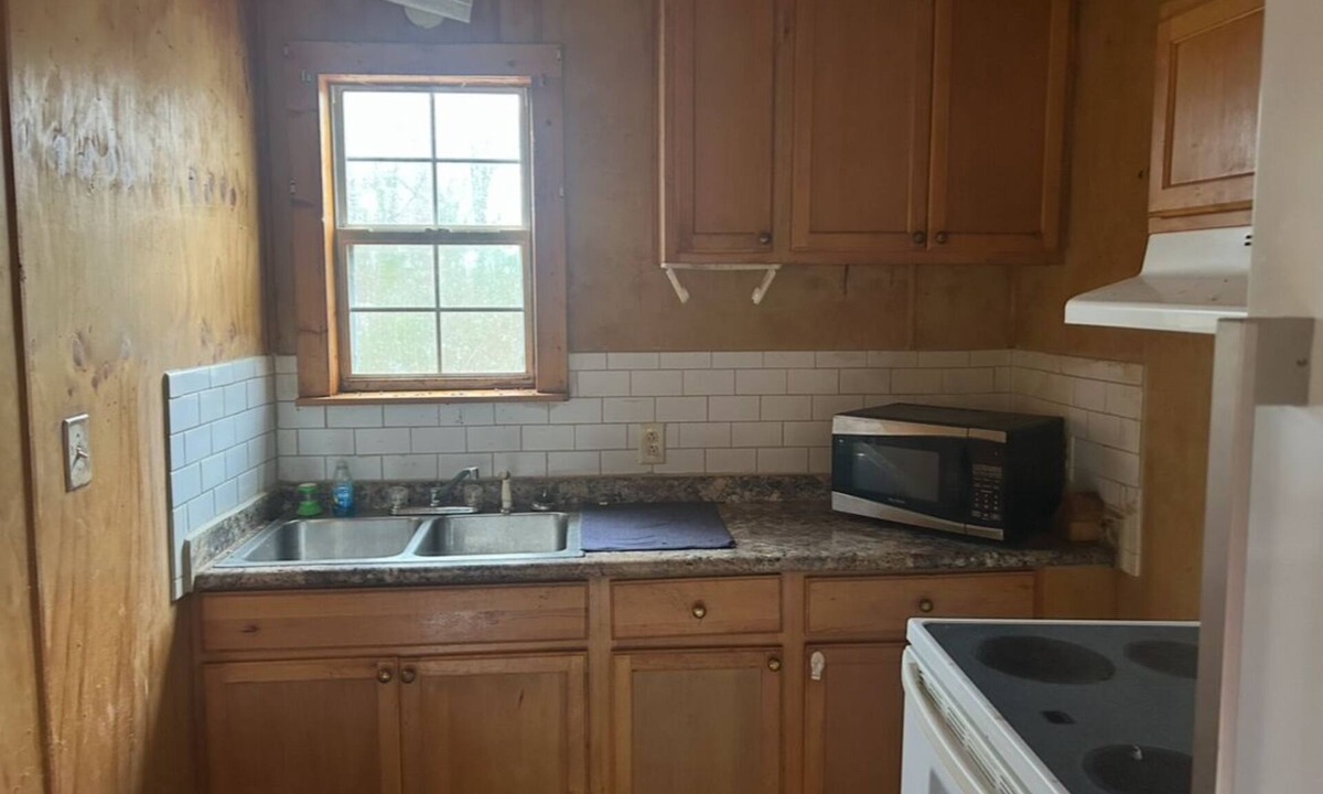 Selma Cabin | Perfect 1-bedroom lodge with AC in charming Selma just 2 miles from Paper Mill.