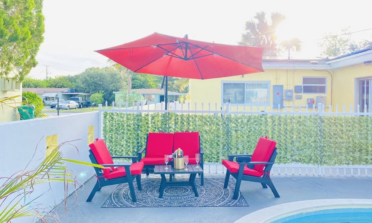 Riviera Beach House | Perfect relaxing 3B 2bth suite Pool/10 min from the beach
