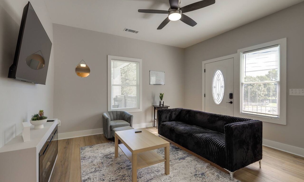 College Park Apartment | Pet-Friendly ATL Hub - 9 Mi to Downtown