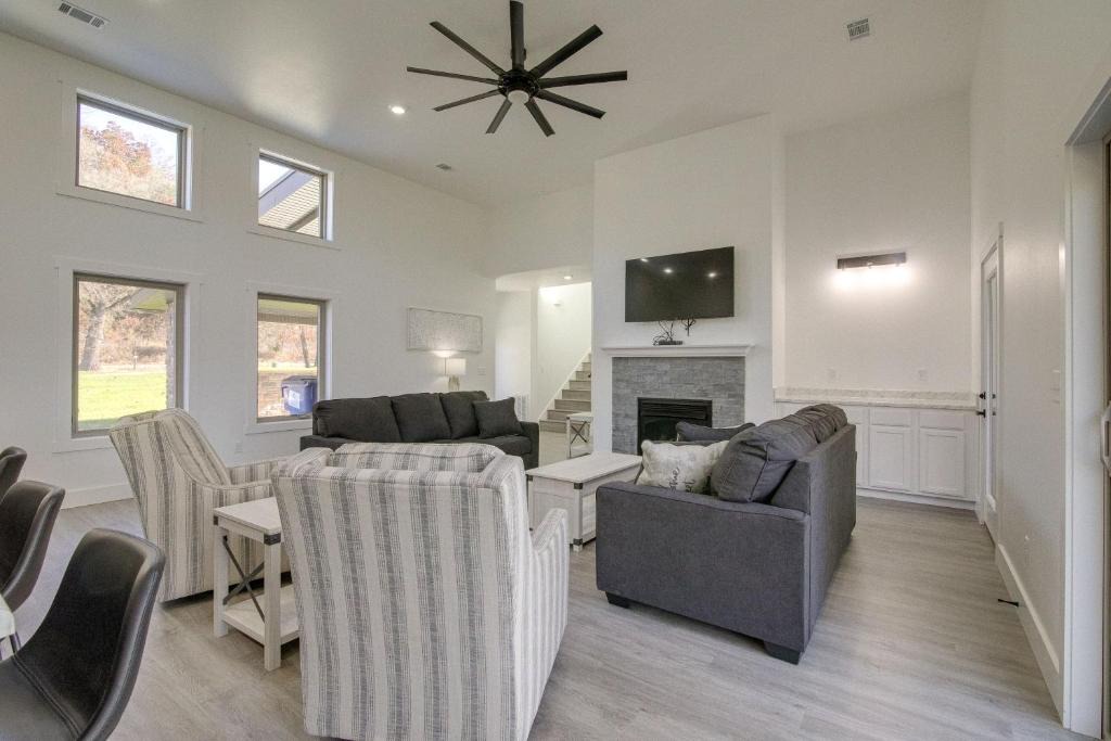 Cotter House | Pet-Friendly Cotter Retreat w/Deck & Gas Grill!