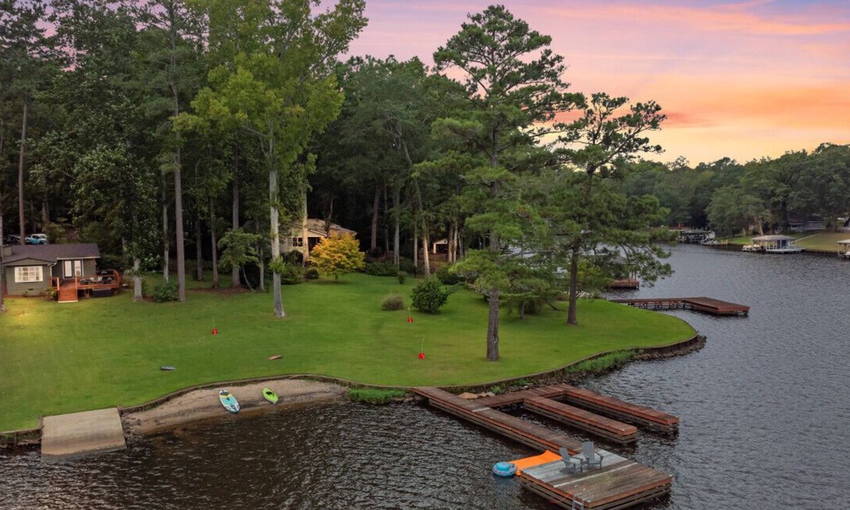 Eatonton House | Pet Friendly|Fenced Yard|Dock|Beach|Private Boat Ramp