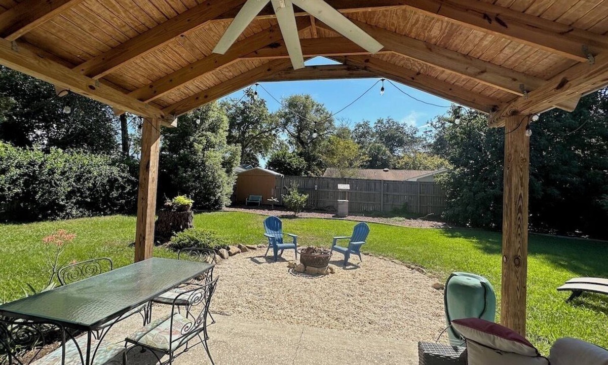 Saint Simons Island House | Pet Friendly, Large Fenced Backyard, Short walk to the Beach and Pier Village!