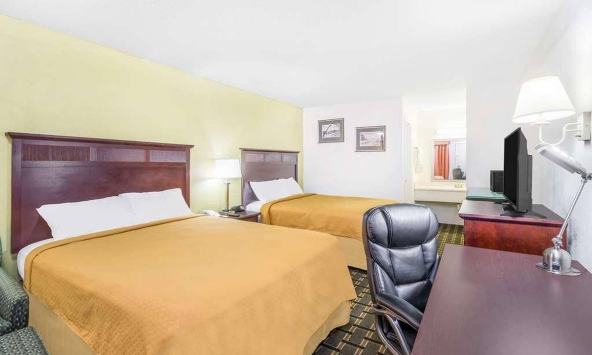 Lookout Valley Neighborhood Association Hotel | Pets are Welcome! w/Seasonal Pool & Free Parking, Short Drive to Rock City!