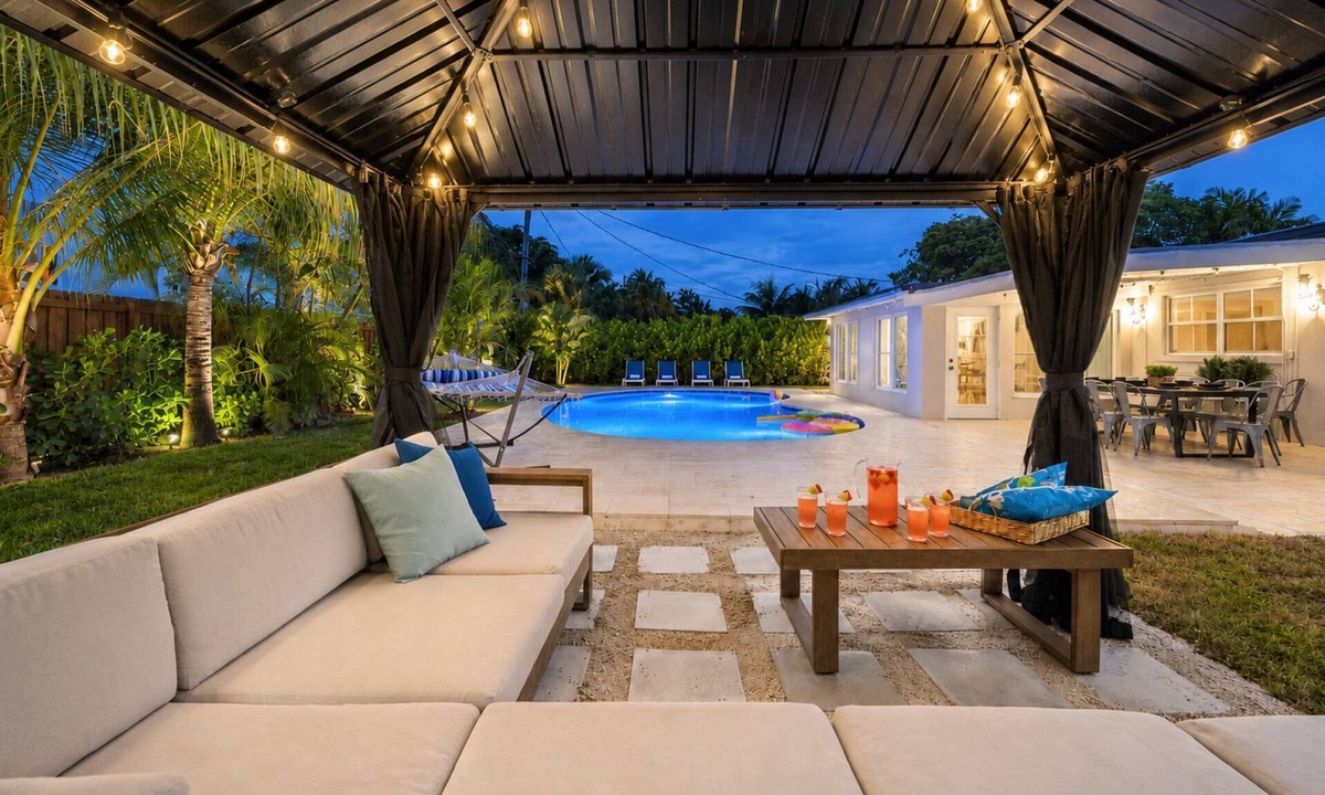 Central Corals House | Piña Colada | 4BR Family Pool Home Sleeps 12 Heated Pool Ping Pong Near Beach