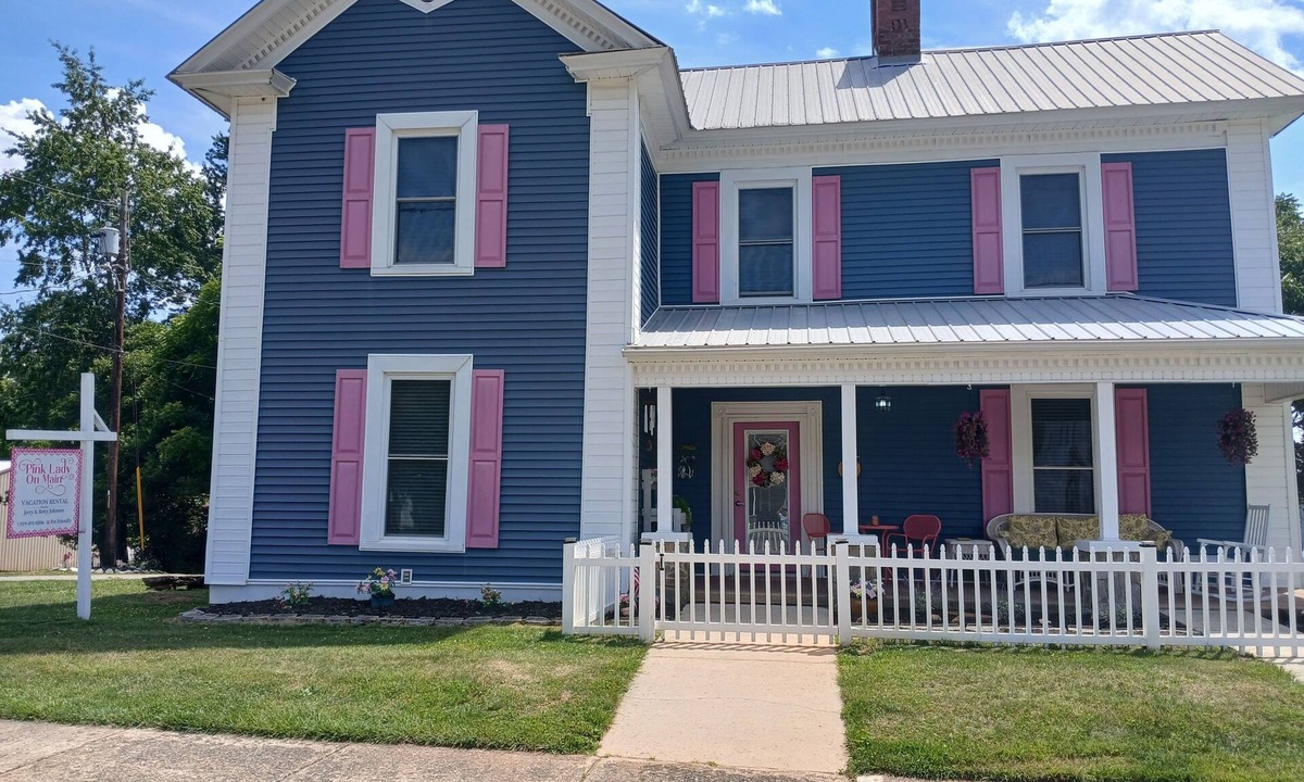 Pilot Mountain House | Pink Lady on Main, Downtown Pilot Mtn, business district. Pet Friendly.