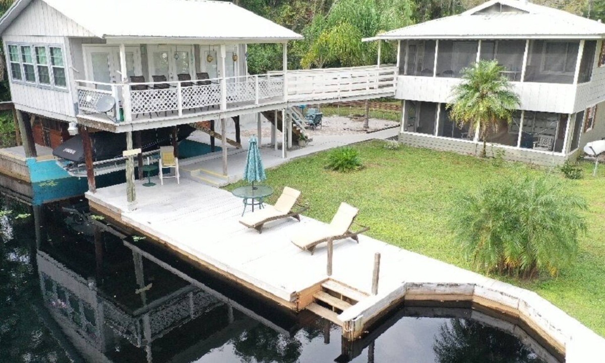 Astor House | Pirate's Cove Astor - River Retreat