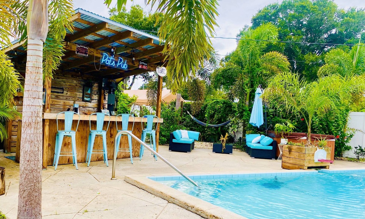 Seminole House | Pool, Bar, Hottub! Central location. Near Beaches and Airports.Dog friendly