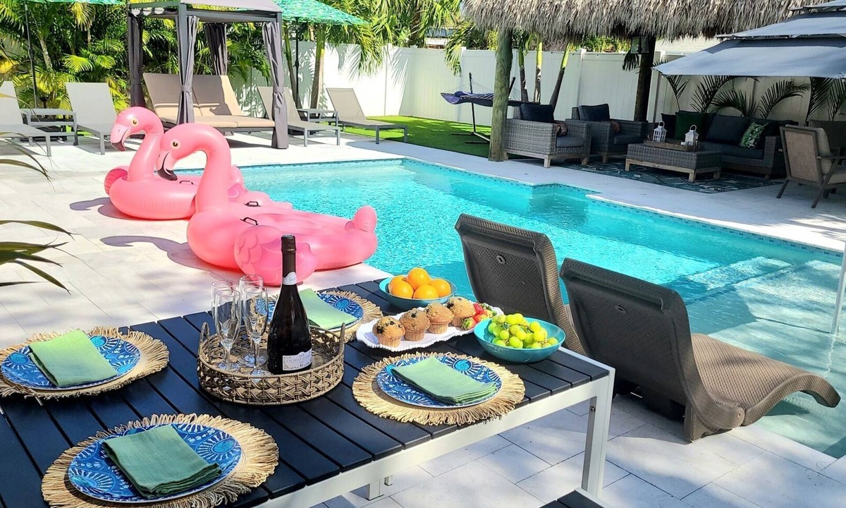Jupiter House | POSHPADZ-Banyan Villa Close to Jupiter Beach-Hot Tub-Private Pool &Tiki Sleeps 8