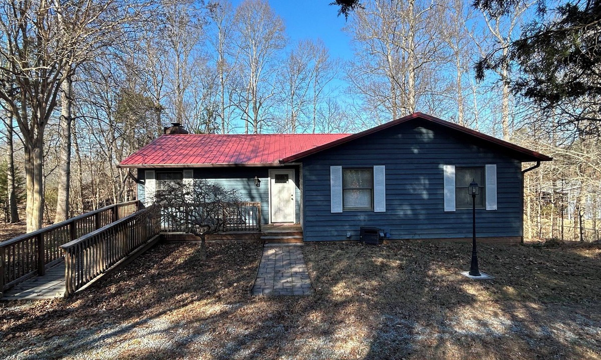 Ten Mile House | Private 3 Bed/2 Bath Watts Bar Lakehouse on Fenced 2 Acres [newly listed 2026]