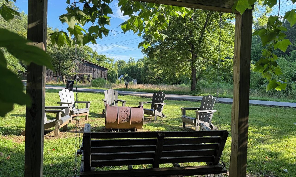 Seymour Cottage | Private/Between PF & Knox/DOG friendly/creek/large yard