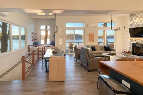 Cook Springs House | Private Lakefront Gem w/Dock in Talladega