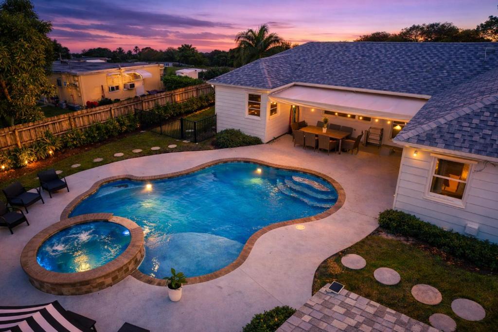 Pinewood Park House | Private Pool Oasis Near DT & Palm Beach w3BR 2BA