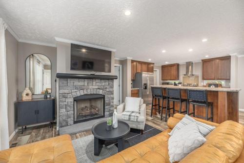 Hendersonville House | Private Retreat by the Ecusta Trail and Downtown