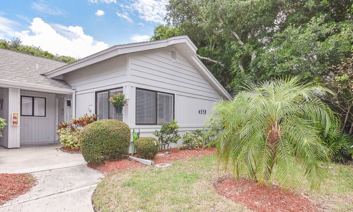 New Smyrna Beach Condo | Quaint 2 bedroom 2 bath villa Walking distance to the car free beach. S4358