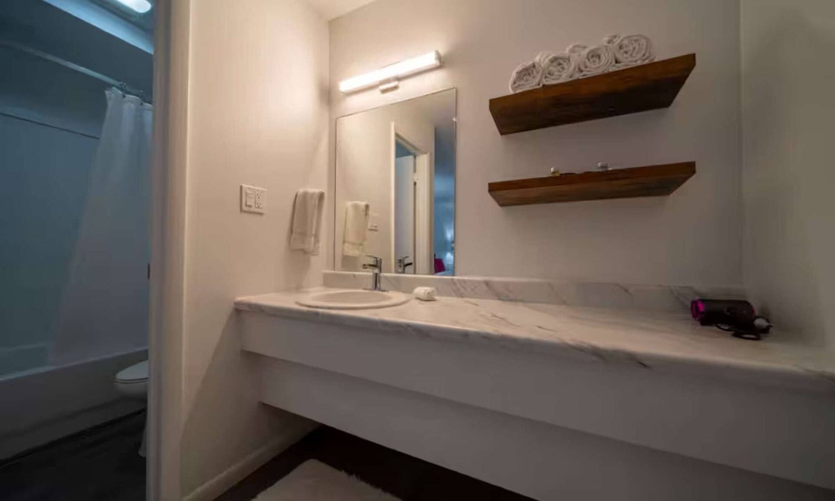Eureka Springs Historic District Hotel | Queen Suite #2 at Glory Dayz!