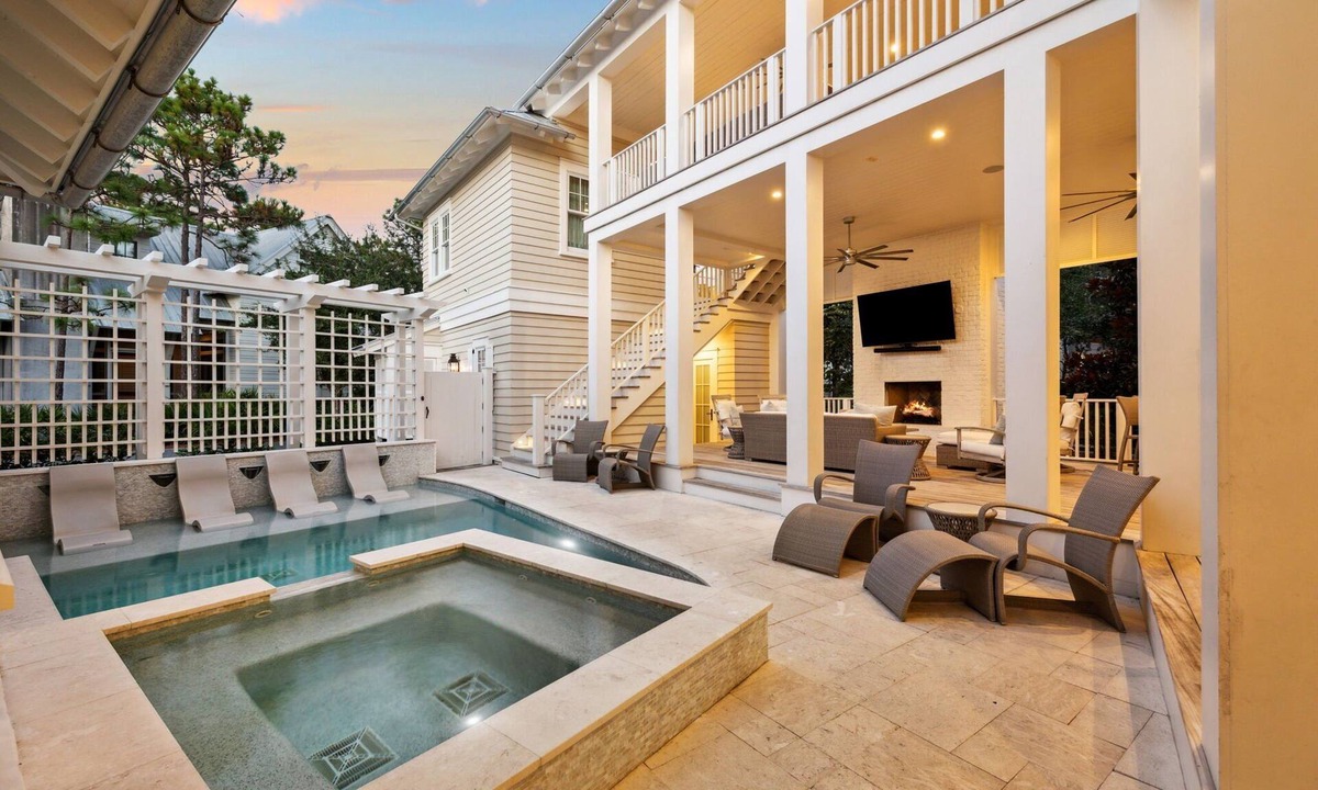 Watercolor House | 'Rees on Wiregrass' | Private Pool, Golf Cart, Carriage House | Lake District, WaterColor, FL