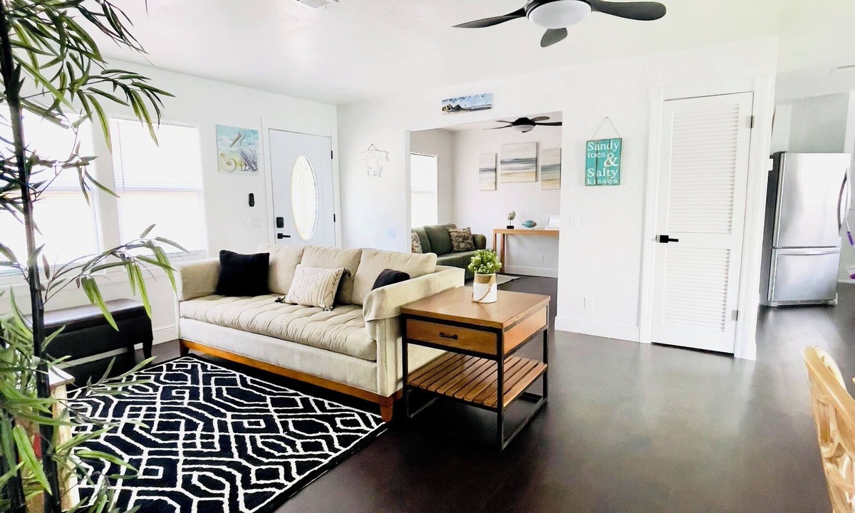 Lake Sarasota House | “Relax & Beach Vibes – Minutes to Siesta Key”