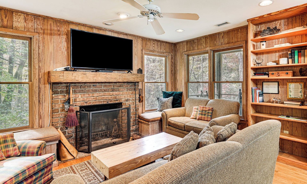 Marietta Cabin | Relax Creekside: Forest-View Gem in Marietta!