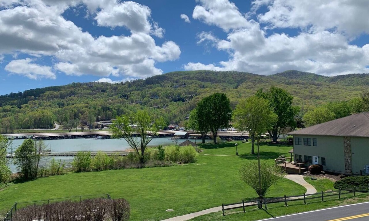 Young Harris Condo | Relaxing Getaway w/Stunning Lake & Mountain Views
