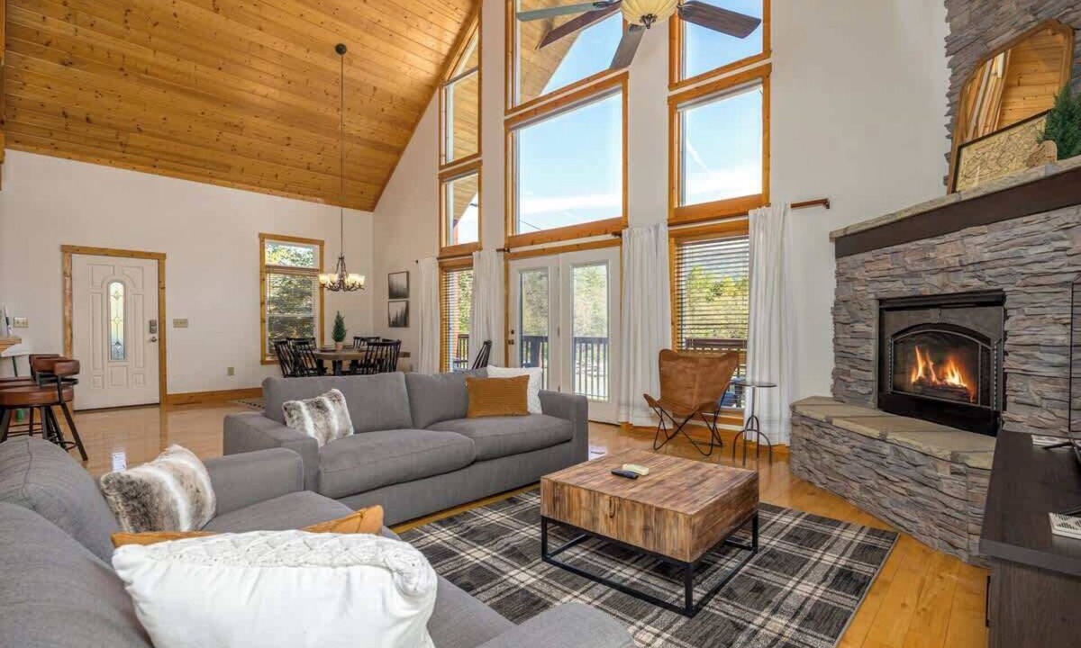 Sevierville Cabin | Relaxing Hideaway, Sleeps 11・Theater・Games・Hot Tub
