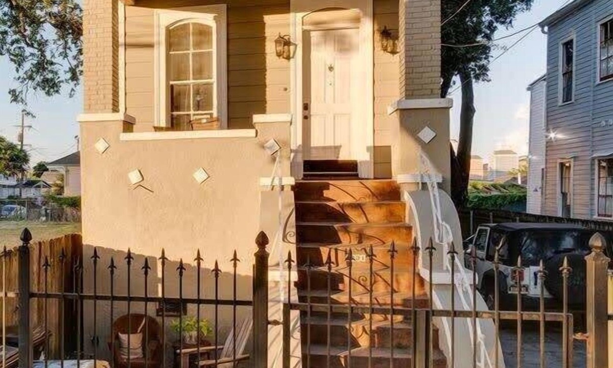 Faubourg Delassize House | Renovated 1BD Steps to St Charles Ave & Street Car