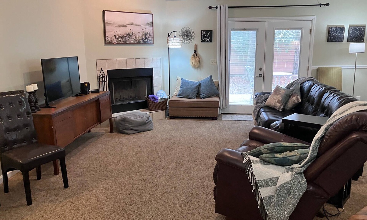 Kingsland House | Renovated 3BR Spa Bath + Fenced Yard Near Kings Bay & I-95 Extended Stays
