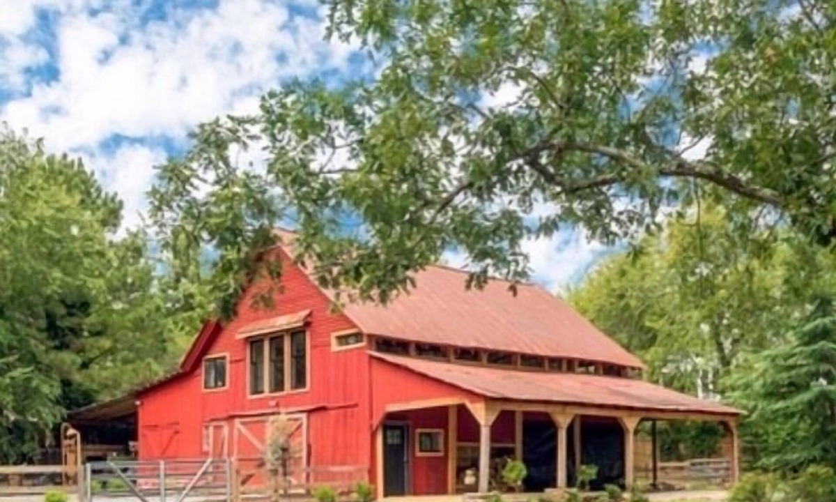Roswell House | Renovated Charming Barn in Historic Roswell